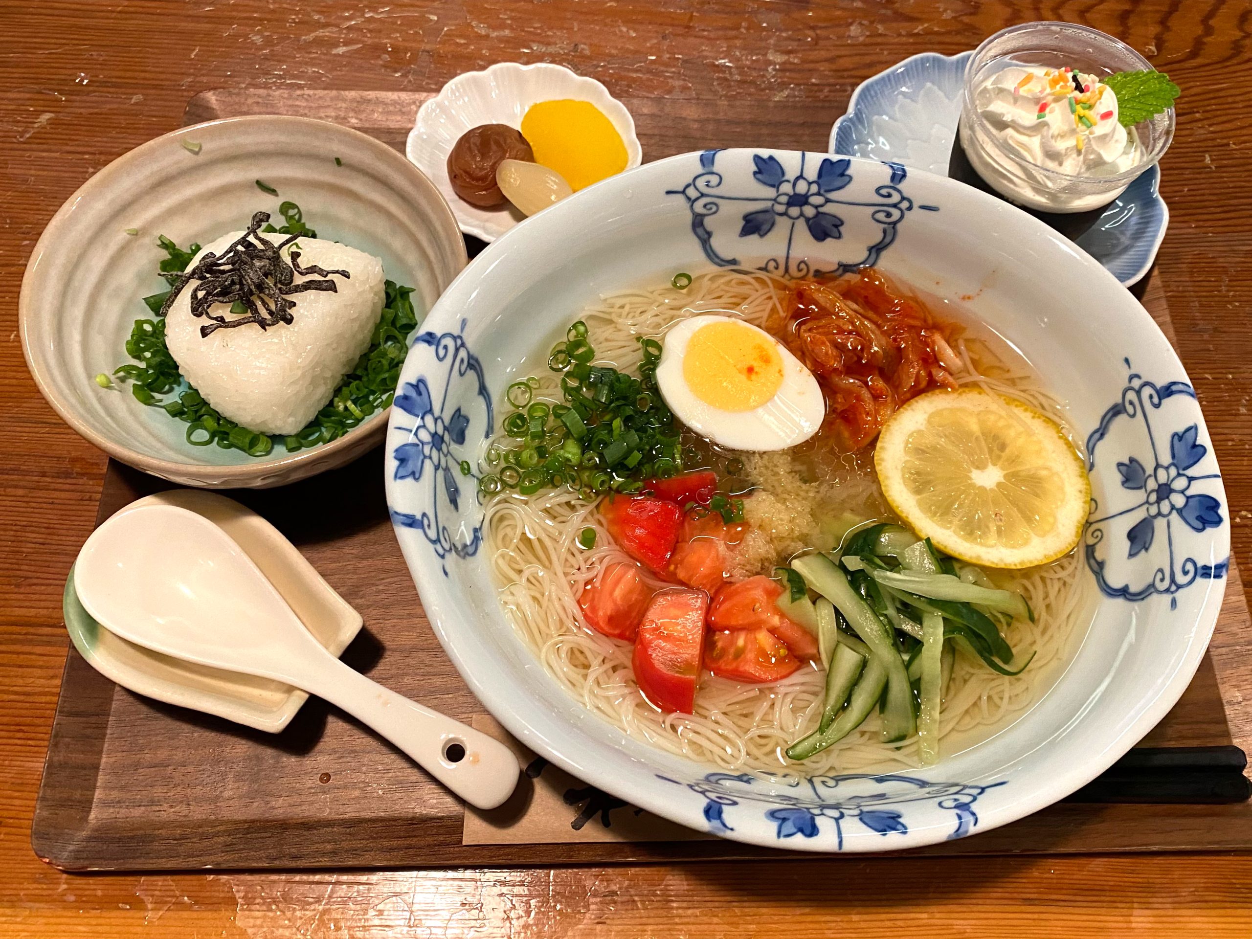 冷やしソーメンセット<br>しめに冷たいスープでおにぎりを！