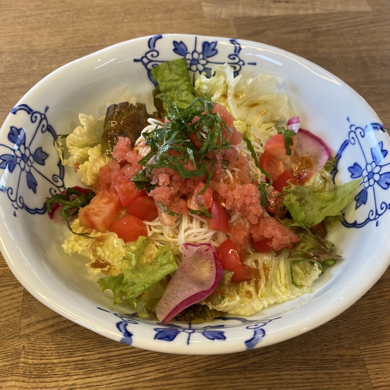 トマトサラダのぶっかけそうめん（飲み物、デザート付き）